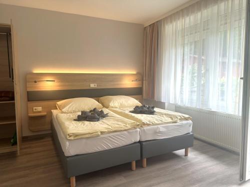 Letto o letti in una camera di Gästehaus Lietzow & Störtebeker Camp