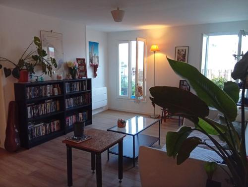 Una sala de estar con un sofá y una mesa de café. en Place Longchamps, en Marsella