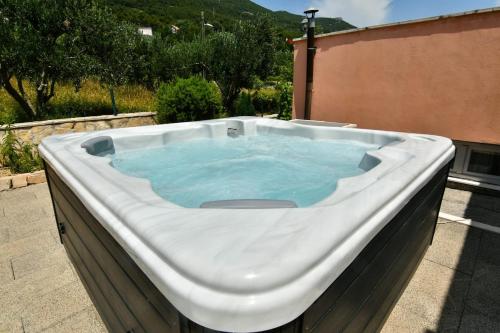 Oasis of peace with jacuzzi