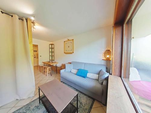 un salon avec un canapé et une table dans l'établissement Studio - 4 pers, Le Grand-Bornand, commerces à pied, parking couvert - FR-1-241-216, au Grand-Bornand