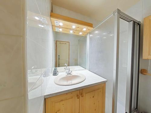 une salle de bain blanche avec un lavabo et une douche dans l'établissement Studio - 4 pers, Le Grand-Bornand, commerces à pied, parking couvert - FR-1-241-216, au Grand-Bornand