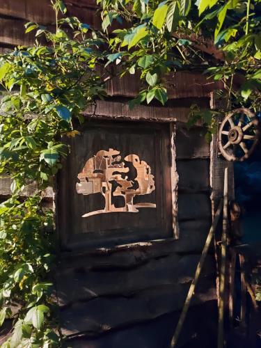 a carving of a horse on the side of a building at Jardin Rêveur la cabane La tête dans les étoiles in Gesves