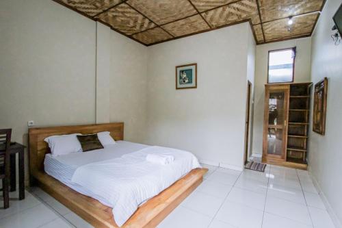 Ένα ή περισσότερα κρεβάτια σε δωμάτιο στο Medjora Homestay Kemuning