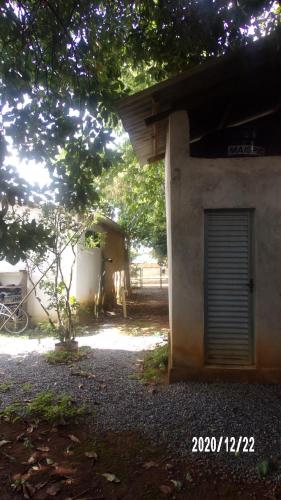 a building with a garage door on the side of it at Estúdio Bambuzal no Centro in Alto Paraíso de Goiás