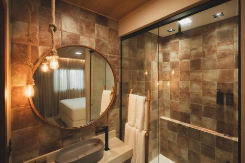 a bathroom with a mirror and a sink at Pousada Casa Mandacaru Noronha in Fernando de Noronha