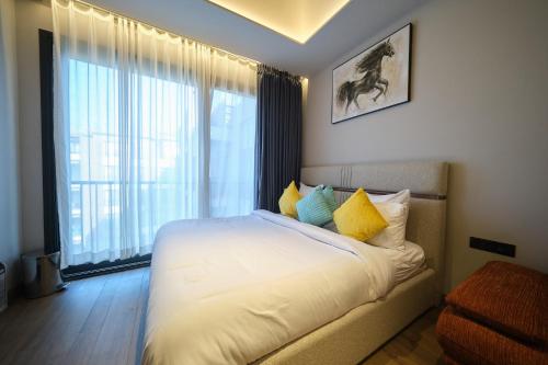 Ένα ή περισσότερα κρεβάτια σε δωμάτιο στο The Diamond In City Luxury Suites By ZENORA Living