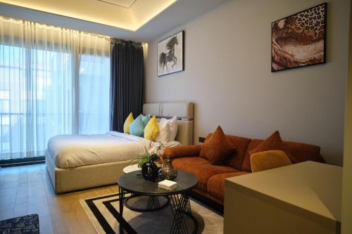 Χώρος καθιστικού στο The Diamond In City Luxury Suites By ZENORA Living