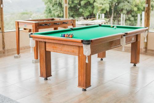 Una mesa de billar con bolas encima en Sítio Jaboticatubas, en Jaboticatubas