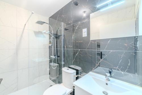Ένα μπάνιο στο T2 Dahlia Roanne centre-ville - Parking & Clim