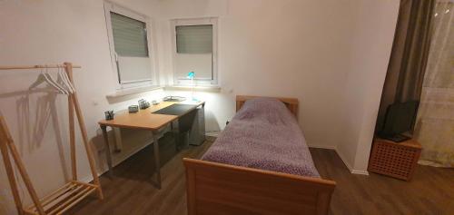 a room with a bed and a desk in it at Apartment mit eigenem Eingang im Zentrum von Selm in Selm