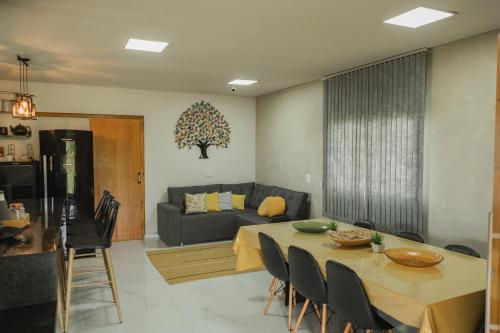 una sala de estar con una mesa y un sofá en Sítio Jaboticatubas, en Jaboticatubas