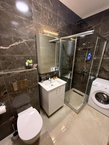 un bagno con wc, doccia e lavandino di Astor Apartment a Gevgelija