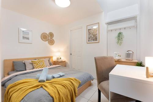 a bedroom with a bed with a yellow blanket at Fantastic stay-walk to darling harbour&fish market in Sydney