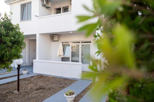 a white house with the front door open at Villa Serenita in Ulcinj