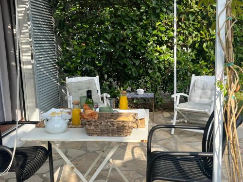 Casa Cipres في خافيا: طاولة مع سلة من الطعام على الفناء