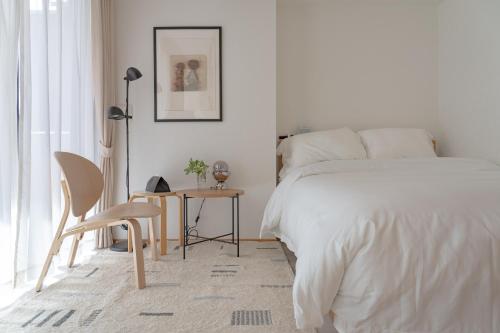 Postel nebo postele na pokoji v ubytování SHIKA HOME 横滨中华街 高级公寓 适合团体 情侣 个人 差旅 长居Luxury Group Business solo Extended Trps Living near Chinatoiwn キッチン完備 家族やグループに落ち着きある空間 長期滞在に最適