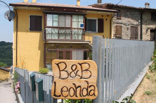 a sign on a fence in front of a house at B&B Leonda in San Donato