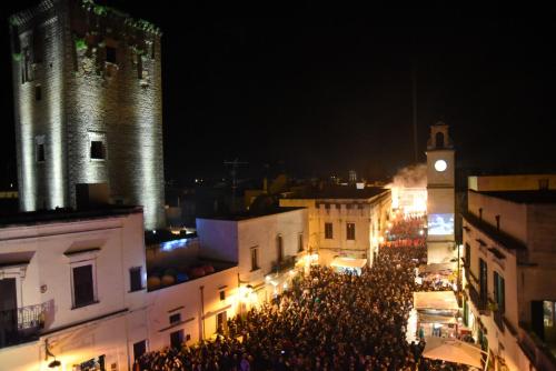 a crowd of people standing in a city at night at Bed & Breakfast Terra d'Arneo in Leverano