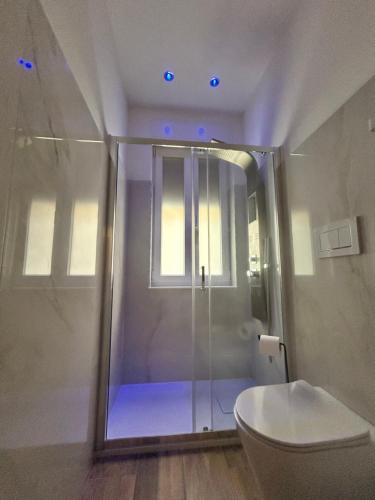 ein Badezimmer mit Glasdusche und Toilette in der Unterkunft Pop House in Rapallo