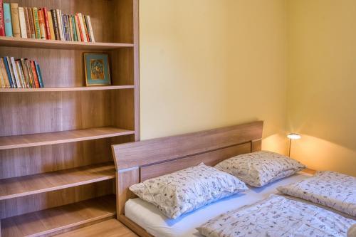 Katil atau katil-katil dalam bilik di Metropolitana's Zois Apartments