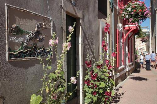 a building with a picture of a dog on the side at Appartement l'Archipel - Vue mer exceptionnelle et bassins aquatiques du 29 avril au 15 sept in Talmont