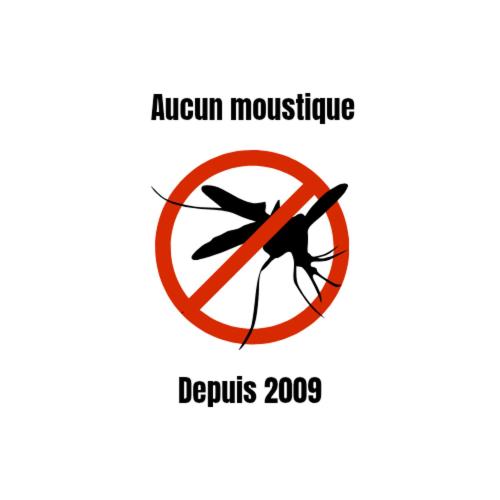 un panneau avec un moustique dans un panneau d'interdiction dans l'établissement Cabane sur Pilotis - Les Demoiselles, à Saint-Didier-sur-Arroux