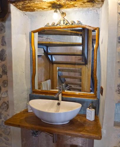 Imagen de la galería de B&B Torre di San Caprasio Art Studio, en Aulla