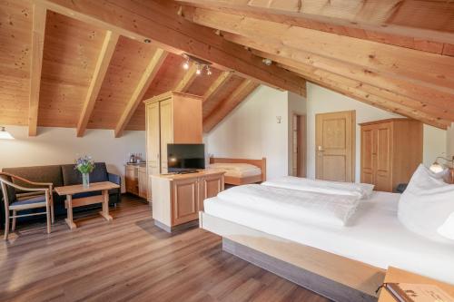 Postel nebo postele na pokoji v ubytování Hotel garni Oberdorfer Stuben