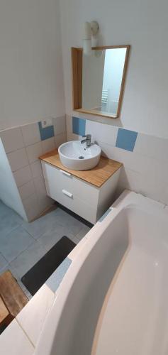 Un pat sau paturi într-o cameră la Maison à Die