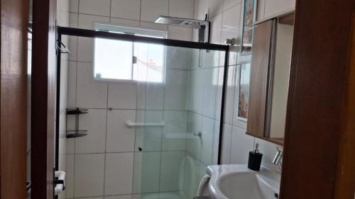 Ένα μπάνιο στο Apartamento p/ ir caminhando ao Parque Beto Carrer