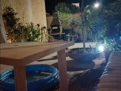 Um jardim em B&B Is Pranus a Mari Casa Privata