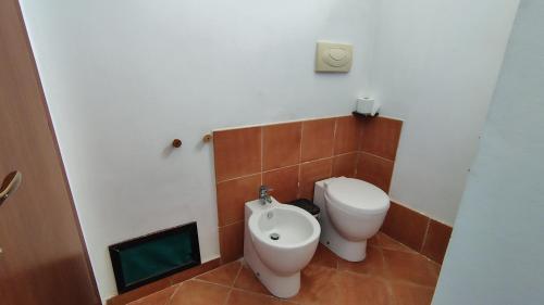 a bathroom with a toilet and a bidet at SiciliaGranitola in Mazara del Vallo