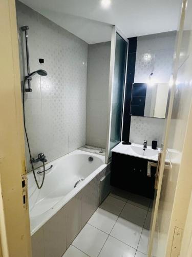 Ένα μπάνιο στο Appartement 2 chambres à 250m de la plage Monastir