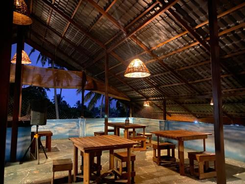 Bazén v ubytování Curly Hostel Negombo nebo v jeho okolí