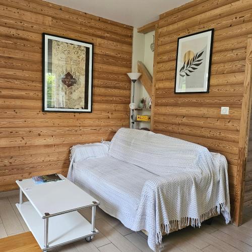 une chambre avec un lit et une table dans l'établissement Gite La Lumette, à Besse-et-Saint-Anastaise