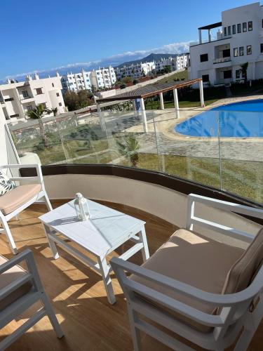 Kolam renang di atau dekat dengan Superbe Appartement Colina Smir, vue Piscine, bord de mer, plage de Kabila