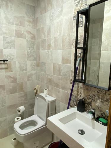 Bilik mandi di Superbe Appartement Colina Smir, vue Piscine, bord de mer, plage de Kabila