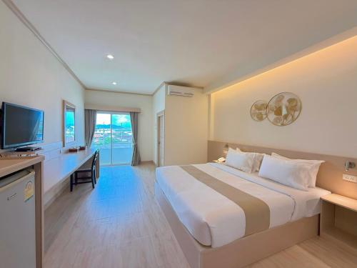 Postel nebo postele na pokoji v ubytování Loei Village Hotel