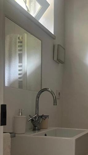 a bathroom with a sink and a mirror at Casa Burra in Colares