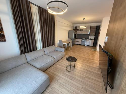 AMA'S 1BR Ap 3 - Parking, Kitchen & Sea View