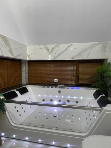 a large white bath tub in a room at Garsonierǎ la curte cu ciubǎr in Cluj-Napoca
