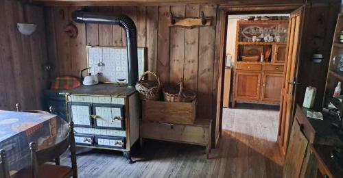 a kitchen with an old fashioned stove and a cabinet at Honorinne's Haus - Maison Gran Praz - Caratteristica casa con Giardinetto in Issime