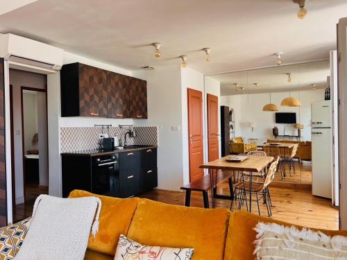 un salon et une cuisine avec un canapé et une table dans l'établissement Ocean View by carlon luxury rentals, à Soorts-Hossegor