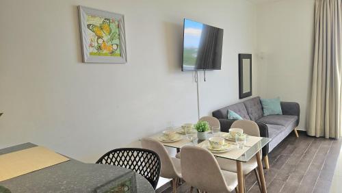 a living room with a table and a couch at Estudio Espacioso con Vista al Mar in Río Hato