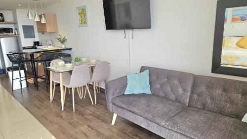 a living room with a couch and a table at Estudio Espacioso con Vista al Mar in Río Hato