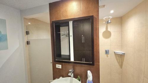 a bathroom with a sink and a mirror on the wall at Estudio Espacioso con Vista al Mar in Río Hato