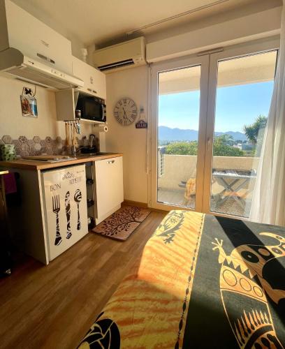 Studio climatisé avec terrasse coucher de soleil ménage compris pour 2 à 3 personnes dans un parc calme avec double piscine au sel et parking privé protégé Proche mer et port