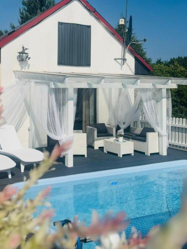 Domek wakacyjny z podgrzewanym basenem i jacuzzi pod gwiazdami, Studnica, Ińsko, "THerapeutica"