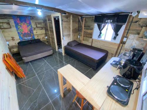 una camera con divano e tavolo di Mística Chalés a São Thomé das Letras