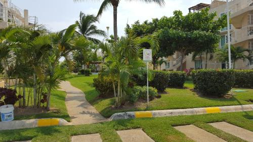 Un jardín fuera de Book House Marina Diamante